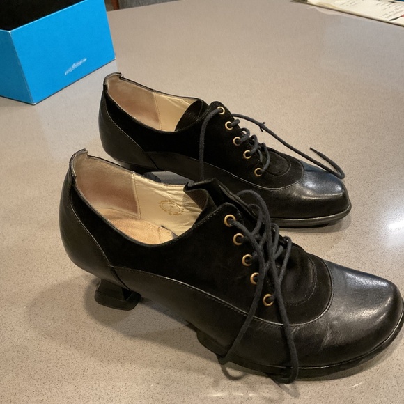 John Fluevog Wearever Dohje Lace Up Heel size W7 in black. - Picture 2 of 3